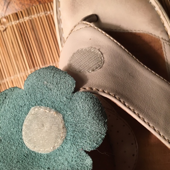 Born ~ Hand-Crafted FootWear Leather Flower Wedge - Picture 4 of 8